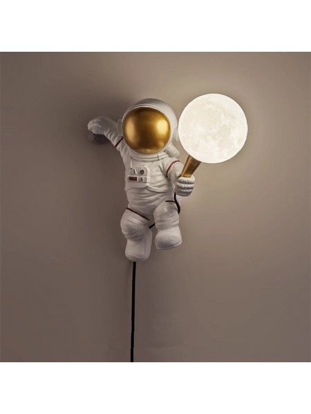 Настенный светильник астронавт с луной