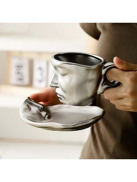 Керамическая чашка с блюдцем лицо